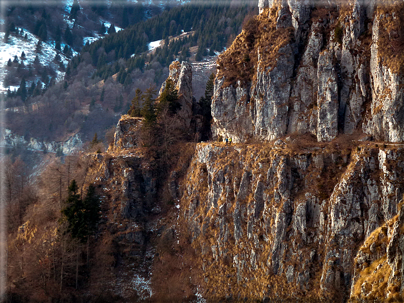 foto Salita dal Monte Tomba a Cima Grappa